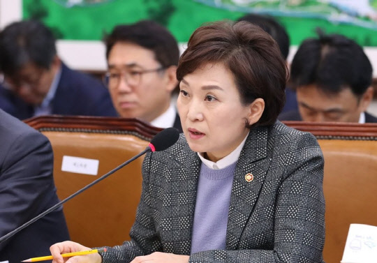 김현미 국토교통부 장관이 13일 국회에서 열린 국토교통위원회 전체회의에서 주거 취약계층을 위해 수도권 도심에 공공임대를 적극 확보하겠다고 강조했다.<연합뉴스>